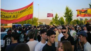 La concentración en Alcalá por la agresión sexual en el centro de acogida se salda con un detenido y un policía herido