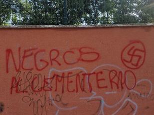 Pintadas racistas en la fachada del centro de migrantes de Alcalá de Henares.