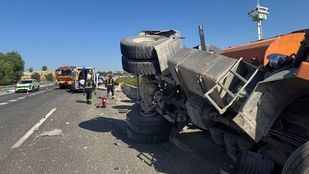 Camión semivolcado en la carretera M-503 a su paso por Majadahonda