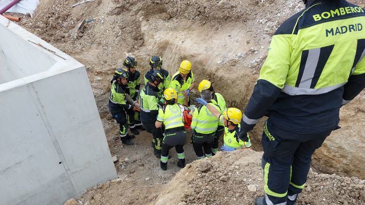 Rescate de un trabajador en una zanja en Vicálvaro