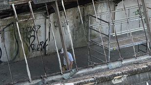 La empresa que retira el amianto en Doctor Esquerdo defiende que encapsula placas y no desprende fibras