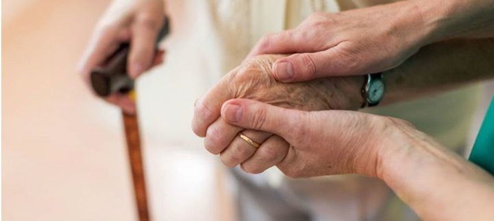 Una cuidadora con una persona mayor