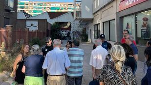 Un grupo de vecinos se concentra en la calle Doctor Esquerdo 138 para evitar que los trabajadores entren al almacén municipal que tiene amianto.