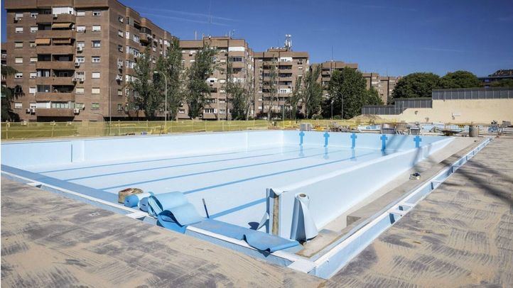 La piscina de Peñuelas, durante su reforma