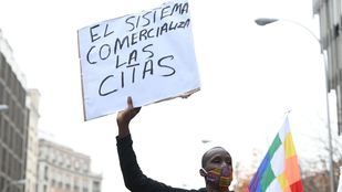 Migrantes protestando frente a la Delegación del Gobierno de Madrid