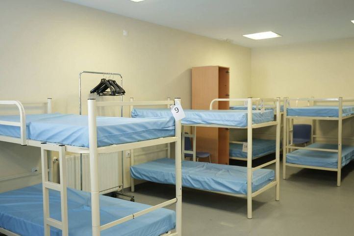 Una de las habitaciones del dispositivo de emergencia para aciger a los sintecho que pernoctan en Barajas.