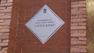 Una placa recuerda al joven rapero Isaac en el túnel donde fue asesinado