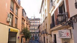 Detenido un padre por abandonar a su hijo en un coche mientras se iba de fiesta en Lavapiés