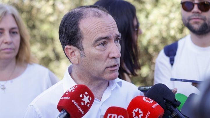 Borja Carbante durante la visita a la torre de vigilancia contra incendios ubicada en el cerro de Garabitas de la Casa de Campo