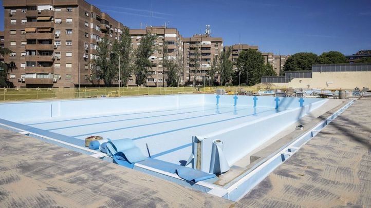La piscina de Peñuelas, durante su reforma