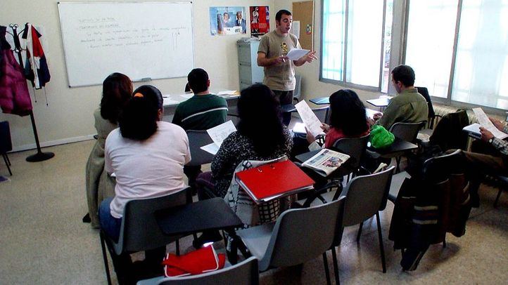 Un profesor da clase a adultos en un colegio