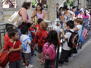 La Comunidad financiará la contratación de personal municipal para vigilar los colegios de 'Patios Abiertos'