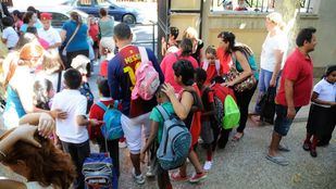 Niños en la puerta del colegio Capitán Cortés