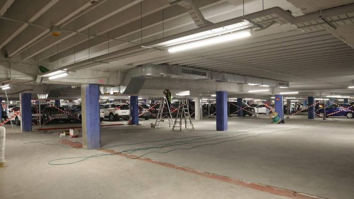 El delegado de Urbanismo, Medio Ambiente y Movilidad, Borja Carabante, acompañado por el concejal de Centro, Carlos Segura, visita el aparcamiento de la Empresa Municipal de Transportes de Madrid (EMT Madrid) de plaza de España