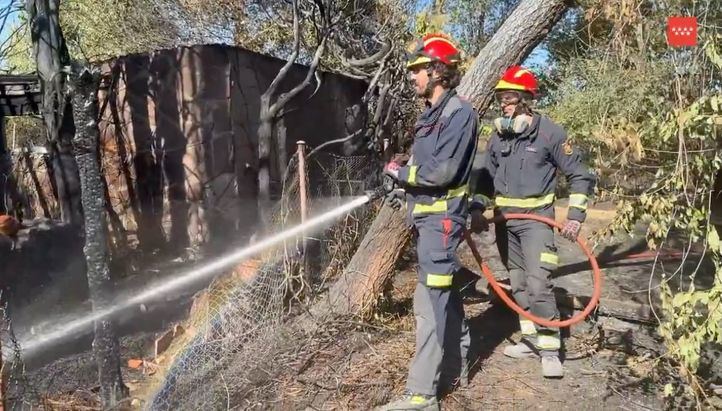 Bomberos madrileños enfriando el perímetro del incendio de Méntrida