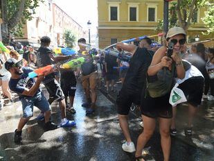 Vallecas se moja por "una vivienda digna" en su Batalla Naval