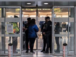 Aena prohíbe pernoctar en el Aeropuerto de Barajas y deriva a personas sin hogar a un centro de acogida