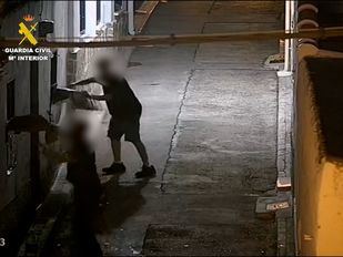 Detenidos por arrojar lejía y botellas de cristal a personas vulnerables en Torres de la Alameda