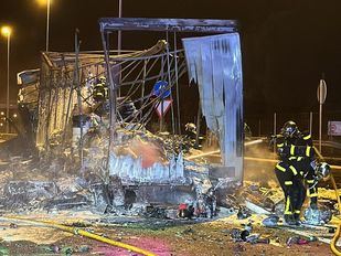 Explota un camión con sprays de pintura y neumáticos en la A-6 a la altura de Las Rozas