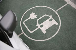 ¿Qué mantenimiento requiere un coche eléctrico para durar más?
