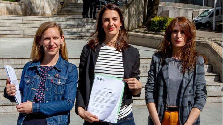 Concejalas de Más Madrid cuando presentaron en abril su denuncia por los pisos turísticos ilegales