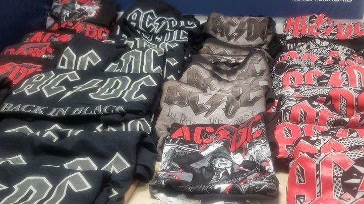 Productos falsos de la banda de rock AC/DC incautados por la Policía Municipal de Madrid durante los conciertos en la capital