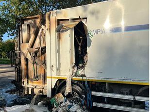 Los Bomberos extinguen un incendio en el interior de un camión de basura en Fuenlabrada