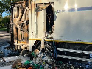 Los Bomberos extinguen un incendio en el interior de un camión de basura en Fuenlabrada