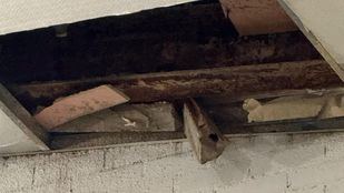 Desprendimiento del techo de una nave en Vallecas