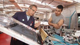 Un estudiante de FP dual de Artes Gráficas con su profesor