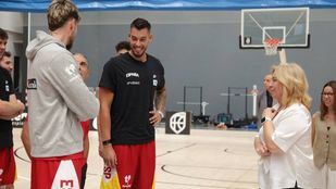 Inma Sanz, acompañada por la delegada de Cultura, Turismo y Deporte, Marta Rivera de la Cruz, y la concejala de Tetuán, Paula Gómez-Angulo, asiste a uno de los entrenamientos que la selección masculina de baloncesto de España está realizando en un ce