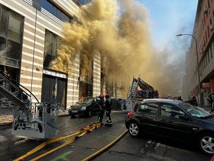 Un incendio en un local comercial desata una gran humareda en Ciudad Lineal