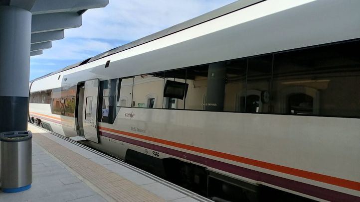Un tren de Media Distancia en la estación de ferrocarril de Mérida