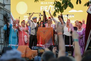 Los vecinos de la calle del Oso inauguran las fiestas de San Cayetano, San Lorenzo y La Paloma