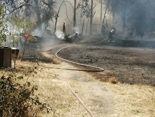 Intoxicado un bombero durante la extinción de un incendio en Collado Villalba