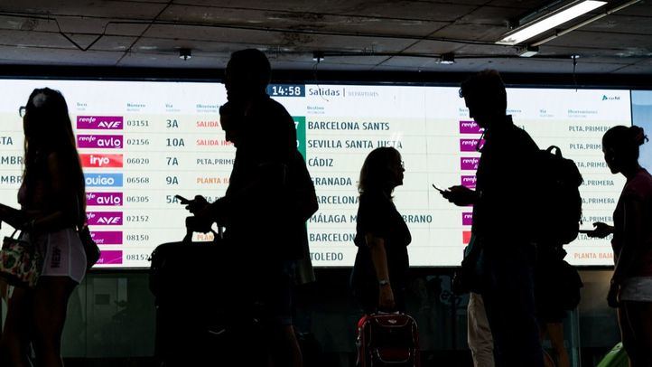 Decenas de personas en la estación de trenes Puerta de Atocha-Almudena Grandes, a 24 de julio