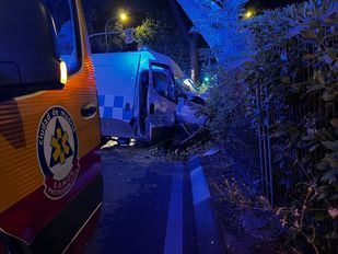 El choque de una furgoneta contra un árbol deja dos heridos graves en Ciudad Lineal