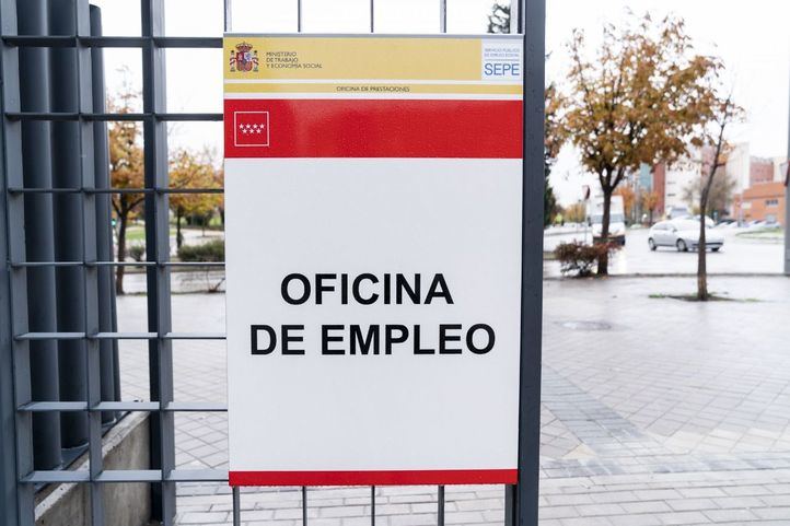 Entrada a la oficina de empleo Vallecas-Santa Eugenia