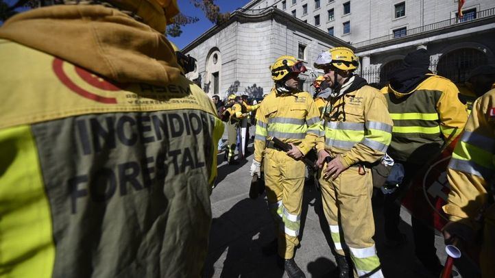 Representantes sindicales de agentes forestales contra incendios se concentran ante el Ministerio