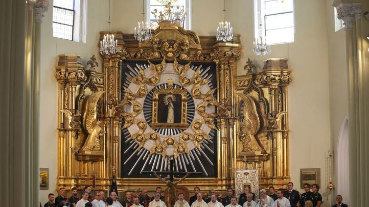 Bajada del cuadro de la Virgen de la Paloma
