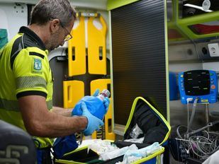 Un trabajador sufre un corte accidental en el cuello con una radial en Ciudad Lineal