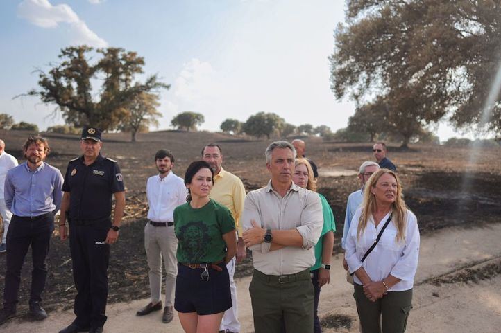 La presidenta de la Comunidad de Madrid, Isabel Díaz Ayuso, y el consejero Carlos Novillo visitan la zona afectada por el incendio de Tres Cantos