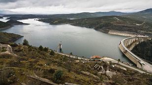 El fuerte viento provoca el vuelco de kayaks en el embalse del Atazar