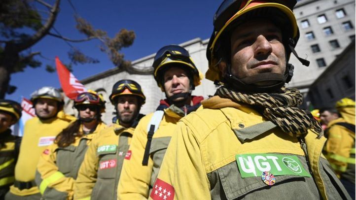 Representantes sindicales de agentes forestales contra incendios se concentran ante el Ministerio, en una imagen de archivo