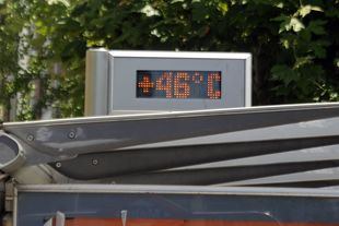Un termometro de la parada de bus junto al metro de Oporto marca 46 grados