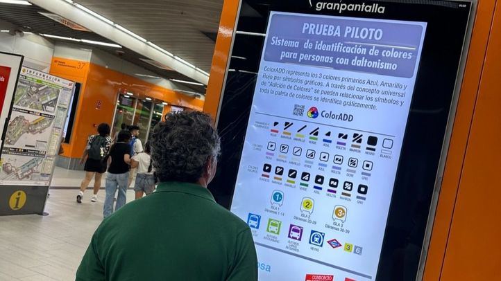 Prueba piloto en el intercambiador de Moncloa con señalización para personas con daltonismo