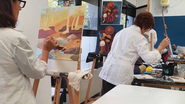 Usuarias de uno de los talleres municipales de cultura y ocio del Ayuntamiento de Madrid