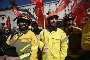 Representantes sindicales de agentes forestales contra incendios se concentran ante el Ministerio