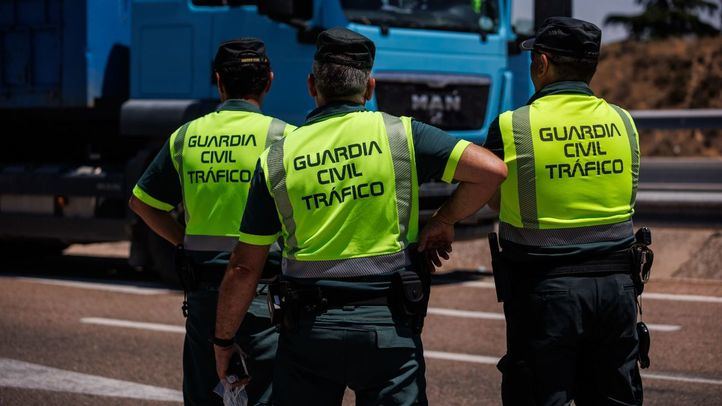 Tres agentes de la Guardia Civil durante un control en la autovía A-5