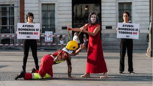 Activistas de PETA protestan en Madrid: 'Ayuso: Bomberos sí, toreros no'